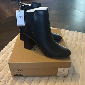 NIB - black heel boot - size 7
